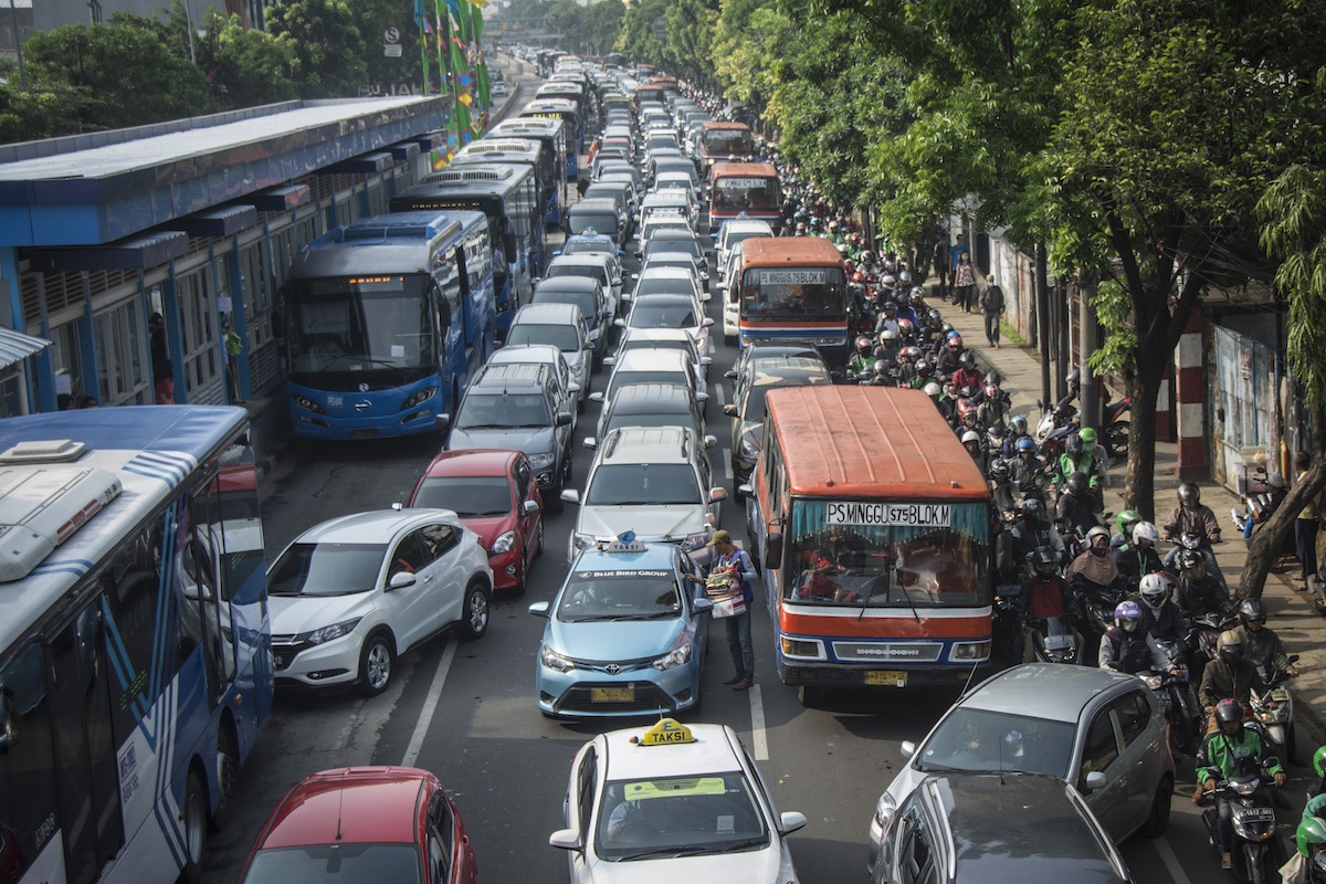 Sejumlah kendaraan terjebak kemacetan di Jalan Mampang Prapatan Raya, Jakarta, Senin (23/10).